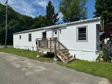 Main picture of 17 Pleasant St