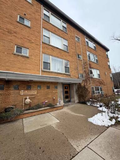 Main picture of 7400 N Sheridan Rd