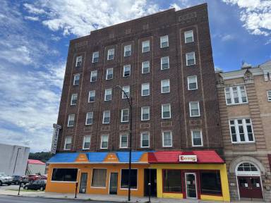 Main picture of 336 E Lincoln Hwy