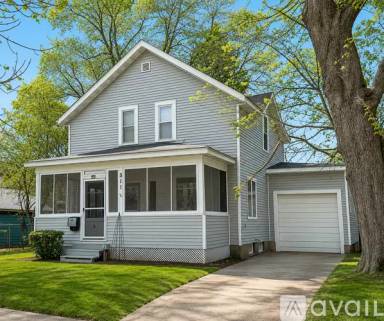 Main picture of 511 2nd St SE