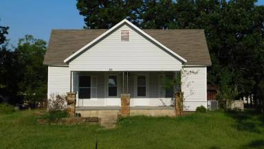 Main picture of 305 N Oak St