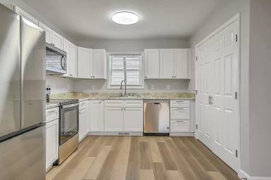 Main picture of 196 Oak St