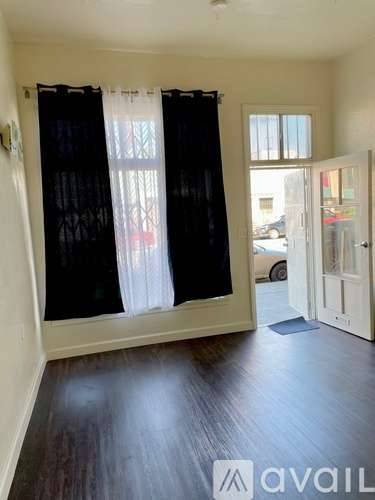 Main picture of 2912 1/2 W Vernon Ave