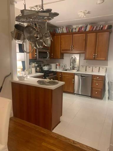 Main picture of 927 1/2 Saint James St