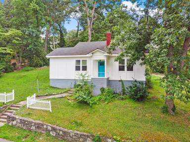 Main picture of 2080 Louise Pl NW