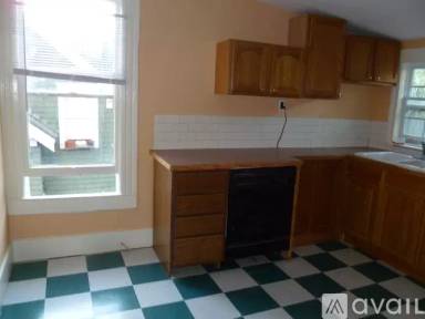 Main picture of 2245 Oak St