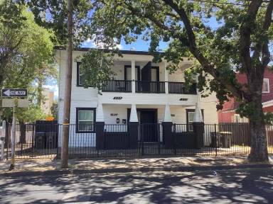 Main picture of 202 W Oak St