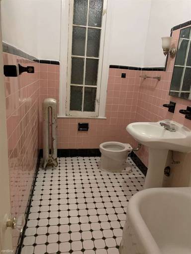 Main picture of 2423 W Greenleaf Ave