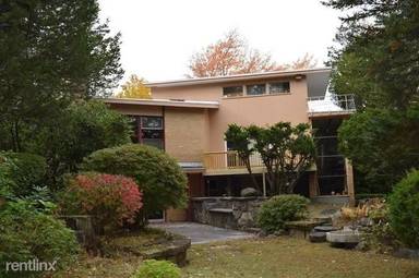 Main picture of 96 Squantum St