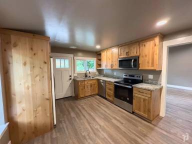 Main picture of 555 E 4th St