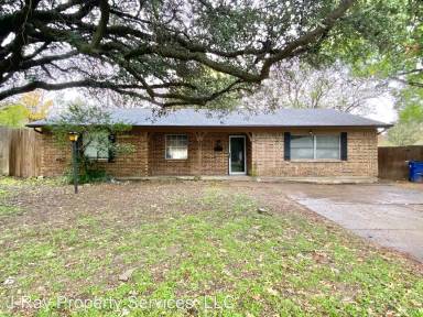 Main picture of 321 NE Cindy Ln