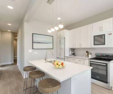 Main picture of 818 N Oakley Blvd