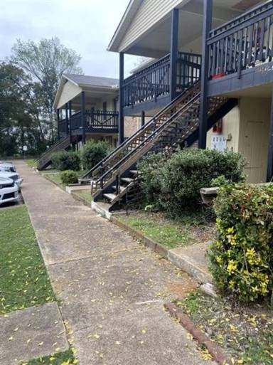 Main picture of 204 W Gooch St