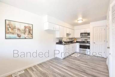 Main picture of 1465 N Mandalay Rd - Up