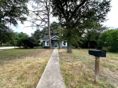 Main picture of 300 N Oak St