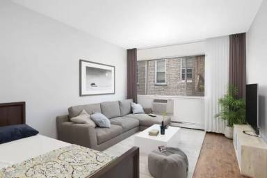 Main picture of 4615 W Melrose