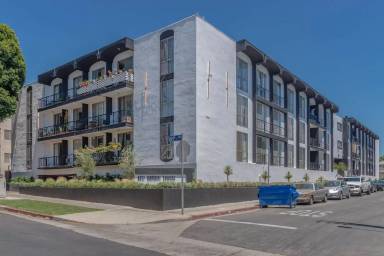 Main picture of 8011 Romaine St