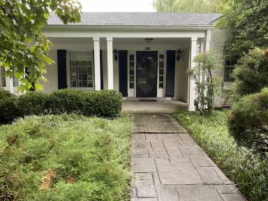 Main picture of 208 Blankenbaker Ln