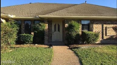 Main picture of 2413 Primrose Dr