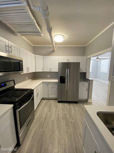 Main picture of 2838 W Addison St