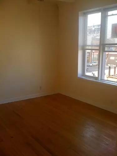 Main picture of 5671 N Clark St