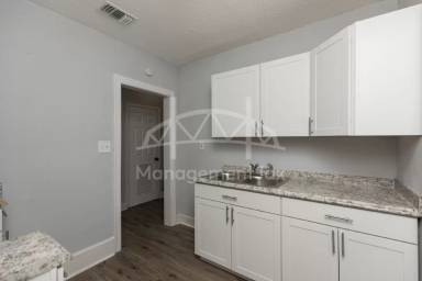 Main picture of 1550 W 2nd St