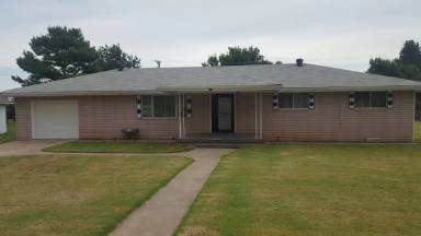 Main picture of 204 SE 2nd St