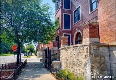 Main picture of 5256 S King Dr