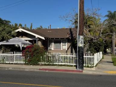 Main picture of 3811 E 10th St