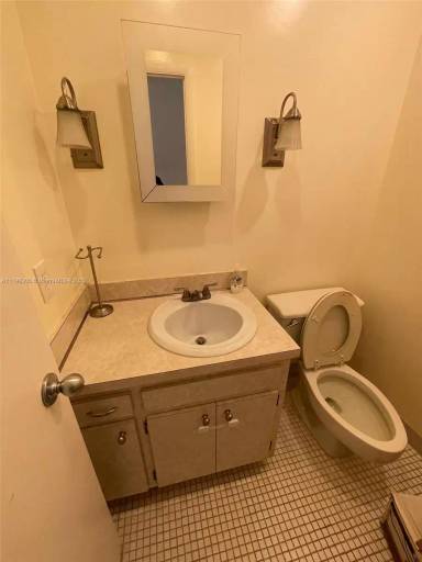 Main picture of 4000 N Hills Dr