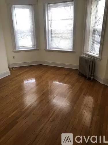 Main picture of 352 Riverway