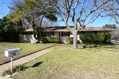 Main picture of 2702 Inwood Rd