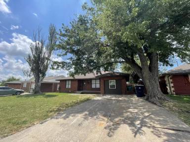 Main picture of 2220 SW 61st St