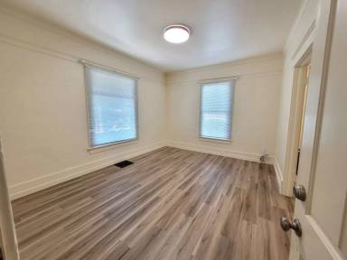 Main picture of 280 18th St NE