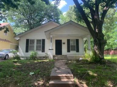 Main picture of 327 W 20th St