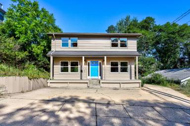 Main picture of 215 S 1st St