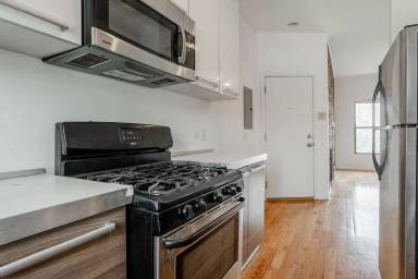 Main picture of 1210 W Foster Ave