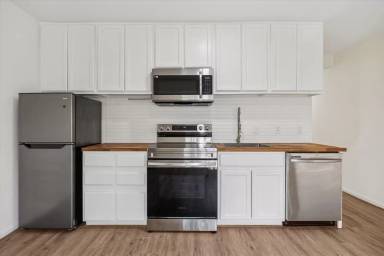 Main picture of 1011 W 10th St