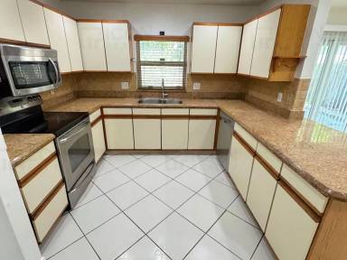 Main picture of 61 SW 34th Ave