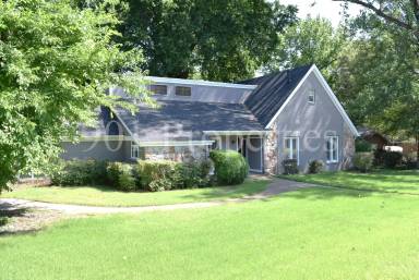 Main picture of 8660 Beechcroft Pl N