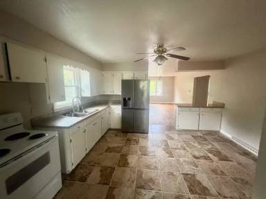 Main picture of 336 1/2 Oak St