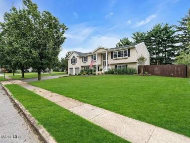 Main picture of 61 Lynn Dr