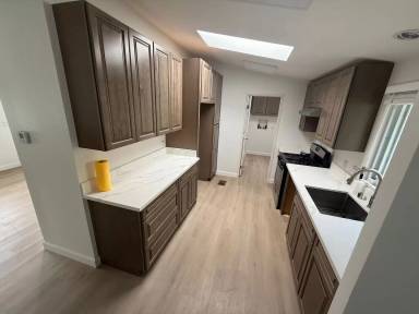 Main picture of 15906 S Manhattan Pl