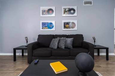 Main picture of 2402 Berry St