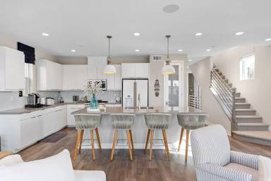 Main picture of 1028 Harbor Blvd