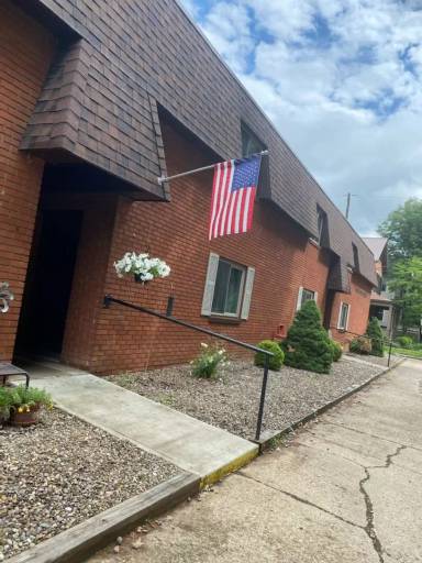 Main picture of 303 Washington St