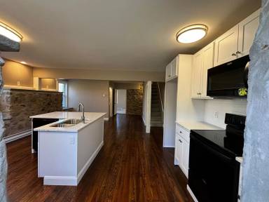 Main picture of 5469 Main St