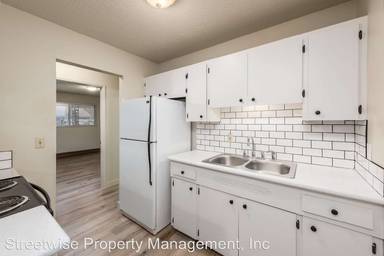 Main picture of 2705 SE Courtney Ave