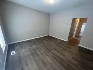Main picture of 129 1/2 Pratt St