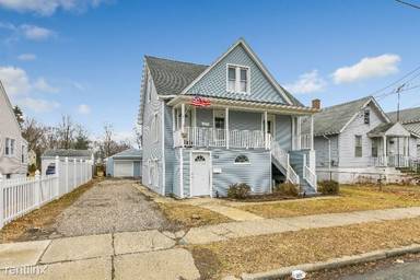 Main picture of 560 Sedgewick Ave